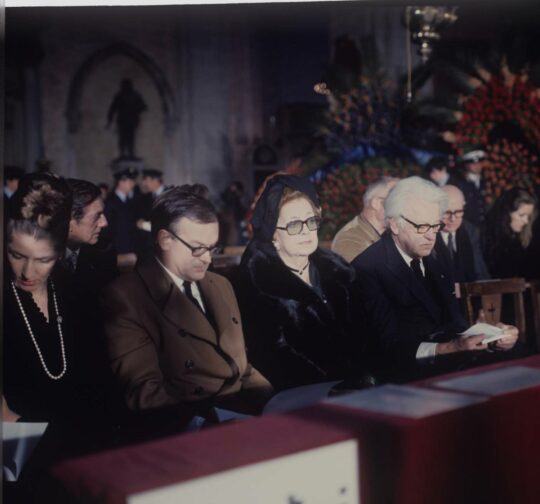 De gauche à droite : Robert Craft, Vera Stravinskaia, Nicolas Nabokov Funérailles d'Igor Stravinsky à l'église de San Giovani e Paulo Venise 1971.